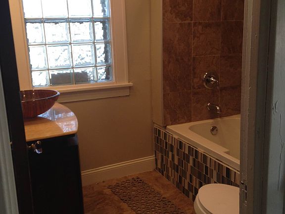 2nd Floor Full Bathroom