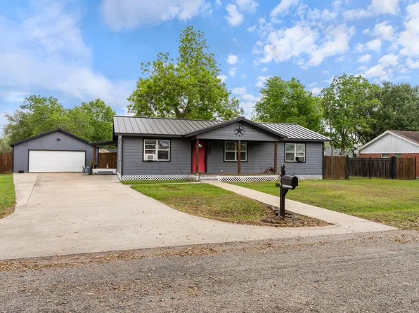 404 Elizabeth Ave, Palacios, TX 77465