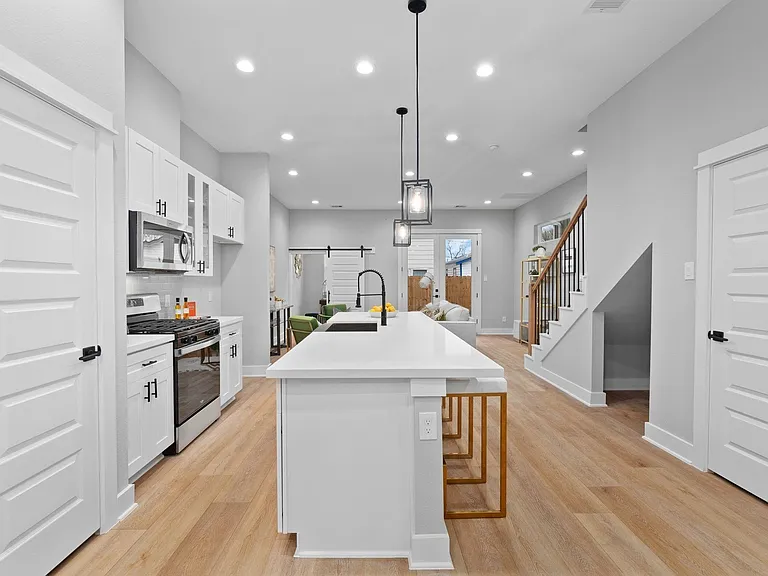 4210 McKinley St — Photo 8