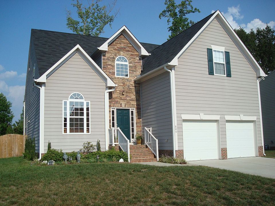 Front view, corner lot, cul-de-sac.