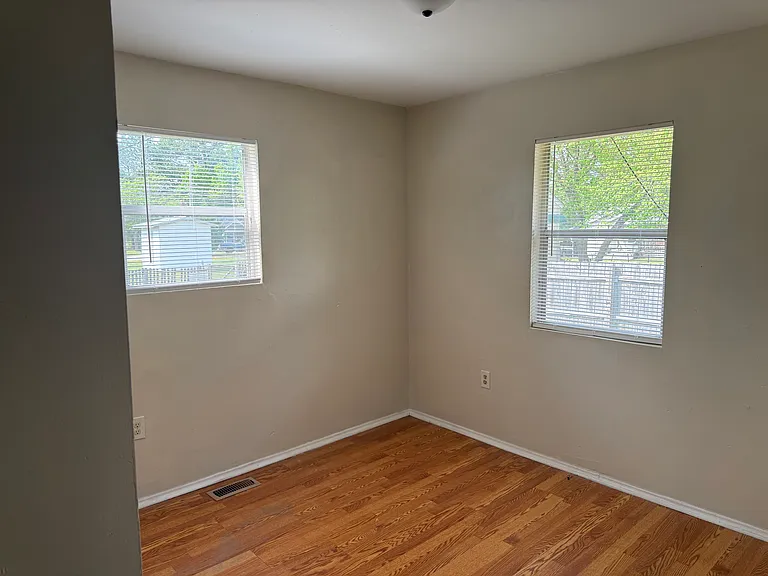 410 W John J Sharpe St — Photo 3