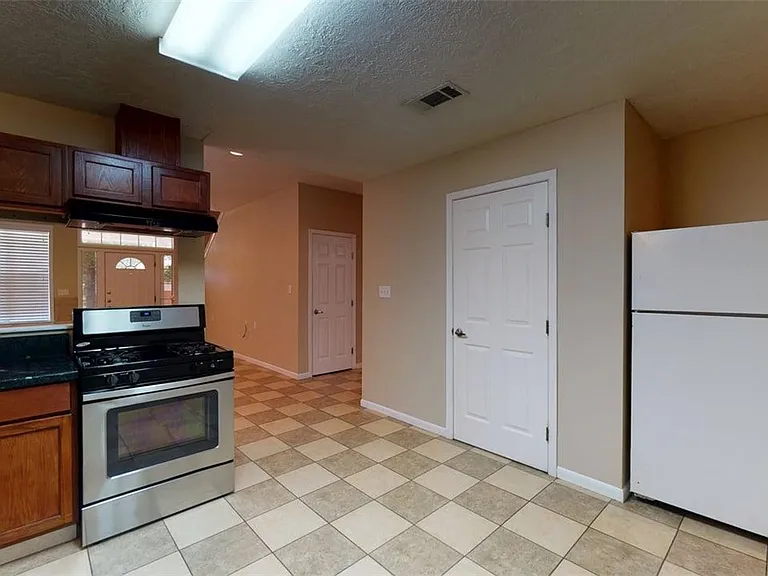 1724 Boardwalk Ct — Photo 7