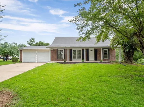 11825 Rollingsford Dr, Florissant, MO 63033