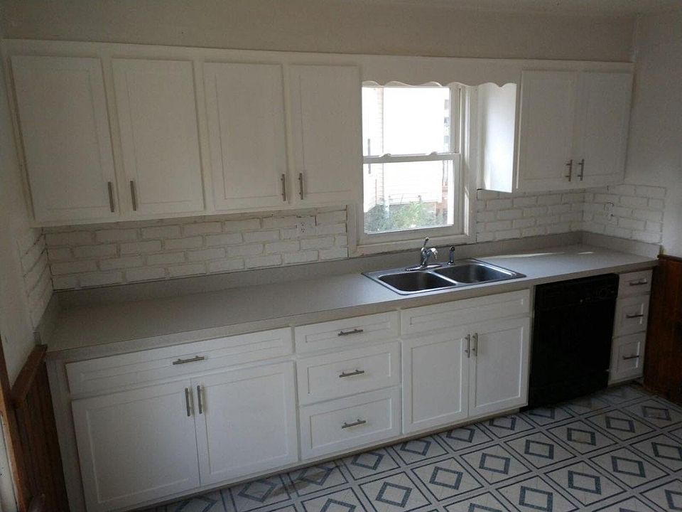 2nd image of 719 E Franklin St