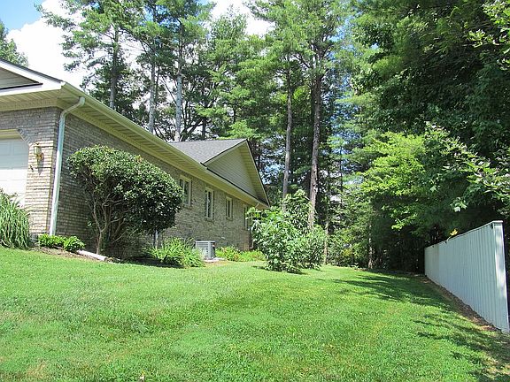 2nd image of 929 Kanuga Rd