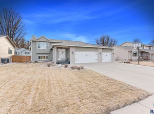2301 S Crown Hill Dr, Sioux Falls, SD 57106