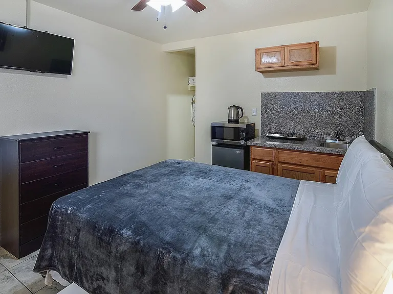 West Adams Studio Apartments — Photo 14