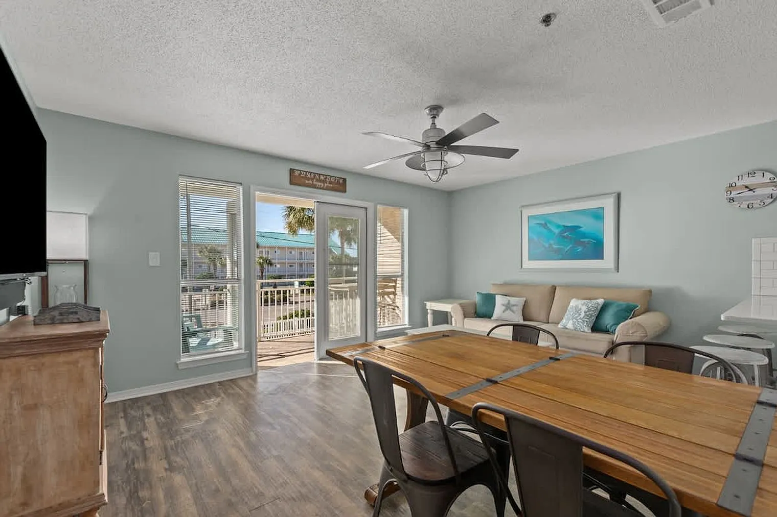 1 bed, 1.0 bath, 645 sqft, $3,156 — Photo 2