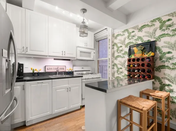 321 East 54th Street image 3 of 8