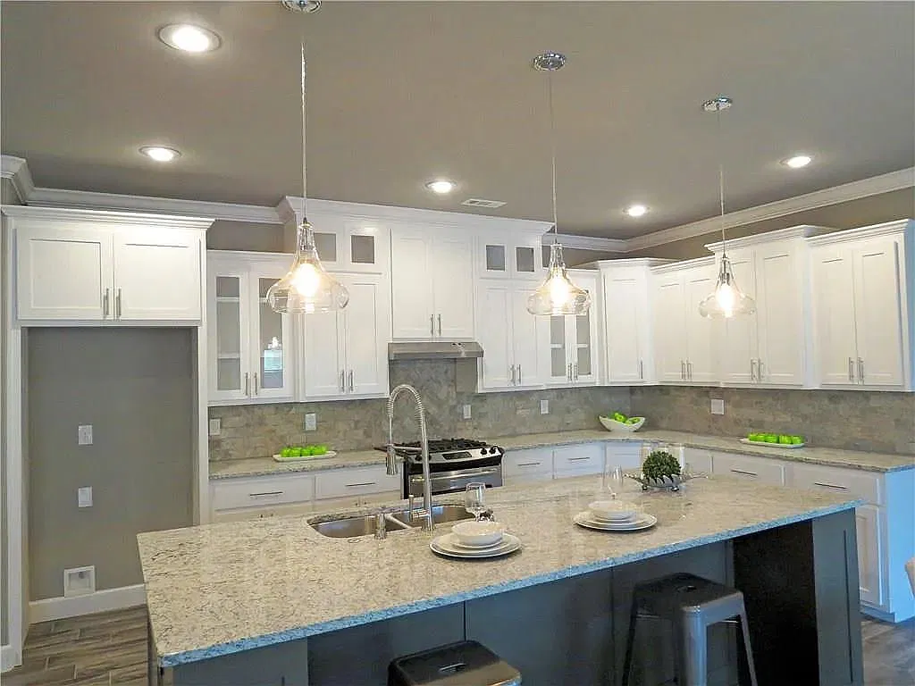 126 E Glendale Ln — Photo 2