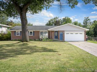 860 Bellewood Dr SE, Kentwood, MI 49508
