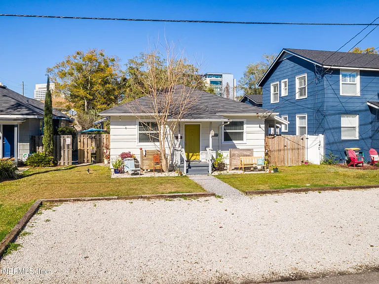 909 Cedar St — Photo 15