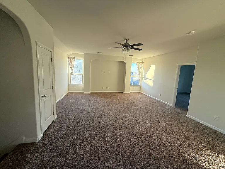 565 Lindisfarne Ln — Photo 22