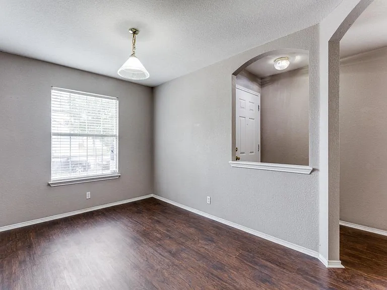 105 Loryn Dr — Photo 3