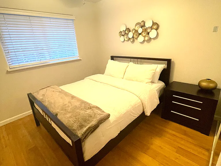 Guest bedroom with queen bed