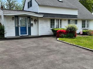 15 Topper Ln, Levittown, NY 11756