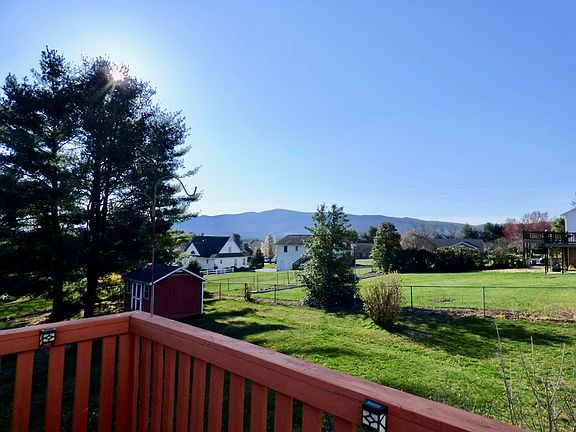4th image of 210 Lakeview Dr