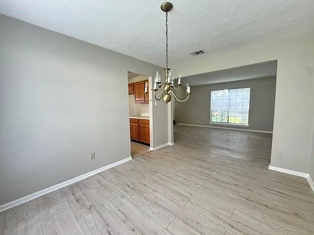 4 bed, 2.5 bath, 2492 sqft, $2,400 — Photo 4