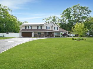 909 Manor Ln, Bay Shore, NY 11706