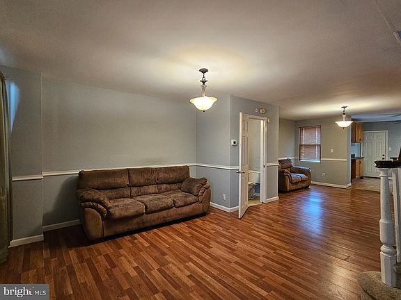 3rd image of 5883 Woodcrest Ave