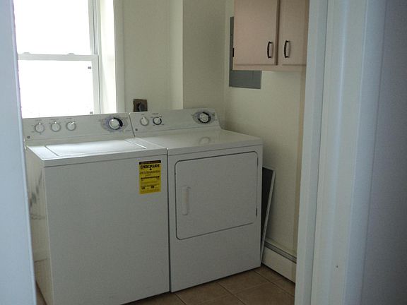 2nd image of 17 Downing Ave Floor 1