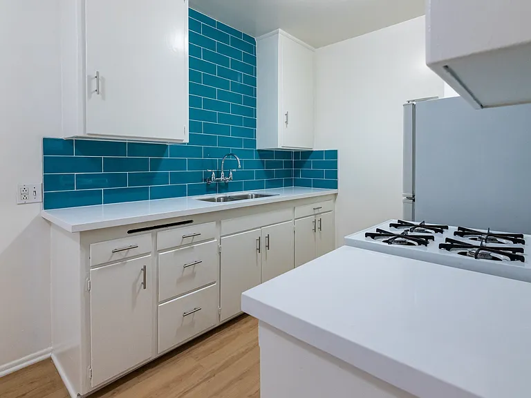 Gayley Manor Apartments — Photo 69