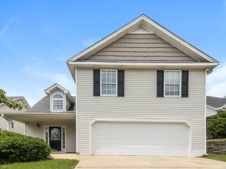 204 Providence Dr — Photo 1