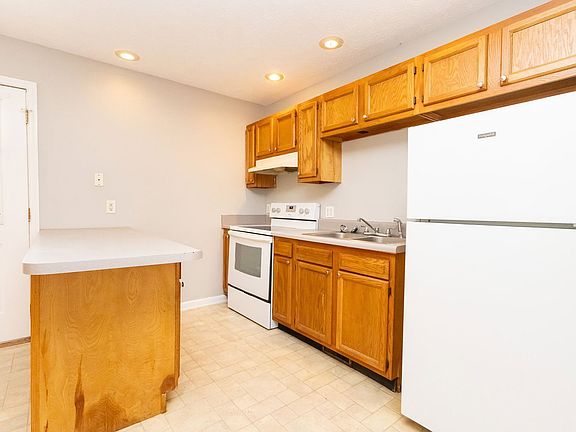 2nd image of 402 Hall St APT A