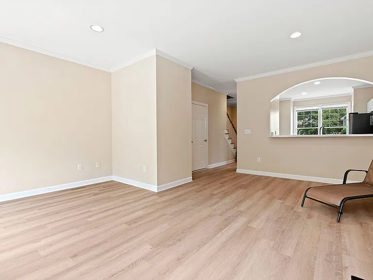 904 Edgewater Cir — Photo 6