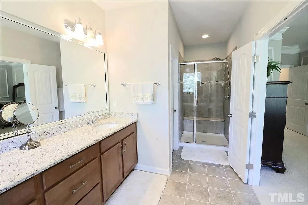 3 bed, 3.5 bath, 2707 sqft, $2,440 — Photo 4