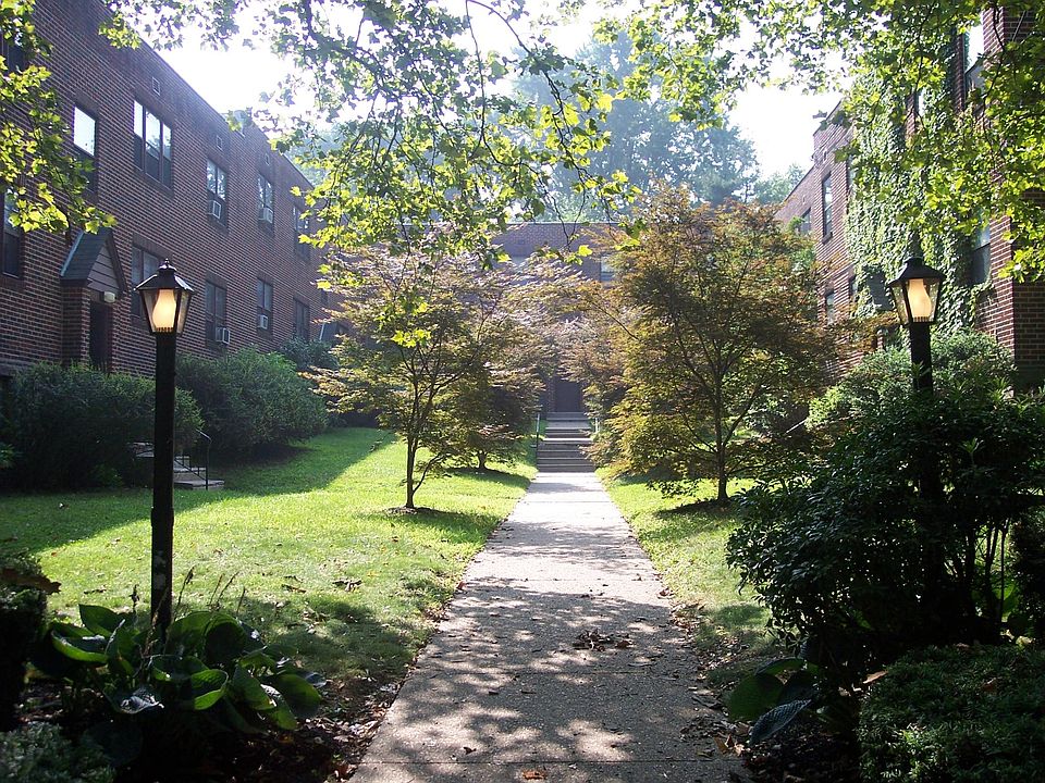 Chestnut Hill - Colonial Manor Apartments Pathway