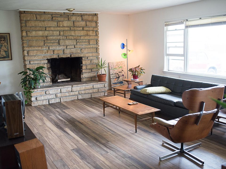 1st image of 2312 Holly Ave