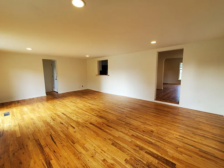 2722 Thompson Ave — Photo 9