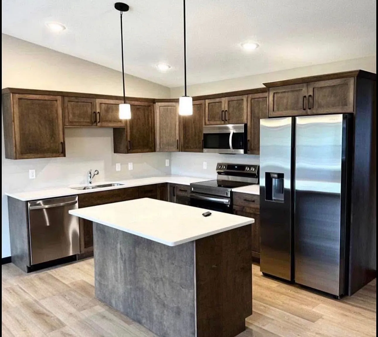 Beautiful 1 bedroom apartment with attached garage and fireplace — Photo 2