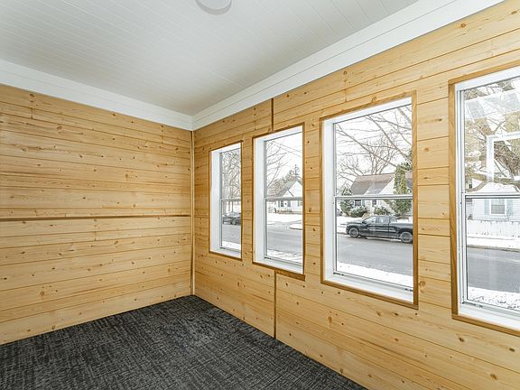 2nd image of 604 10th Ave SE