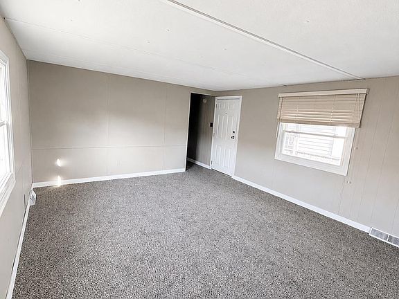 4th image of 107 Foxpointe Ct