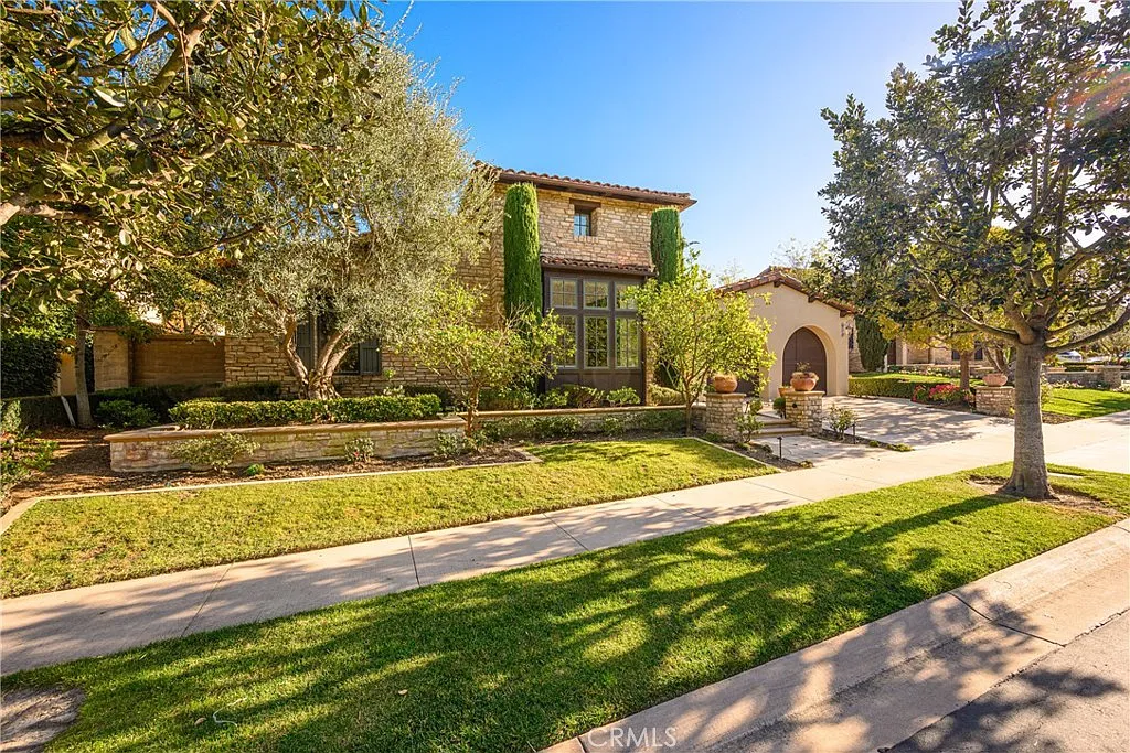4 bed, 3.5 bath, 3854 sqft, $14,800 — Photo 2