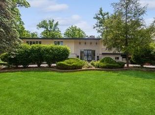 40 Cambridge Dr, Oak Brook, IL 60523