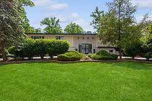 40 Cambridge Dr photo 1