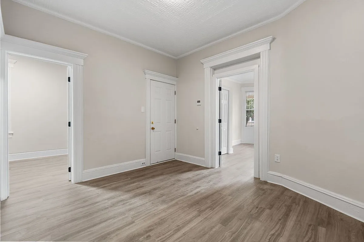 3 bed, 1.0 bath, 1327 sqft, $2,100 — Photo 4