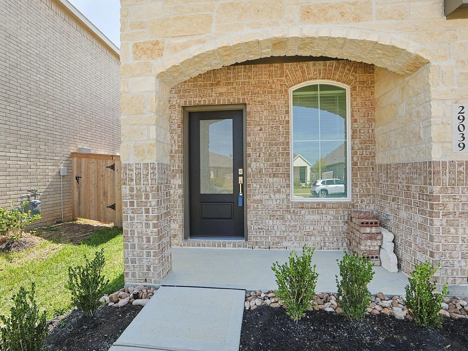 4 bed, 3.0 bath, 1875 sqft, $2,400 — Photo 3