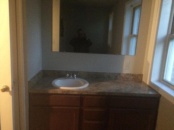 Hallway bathroom that services two other bedrooms
