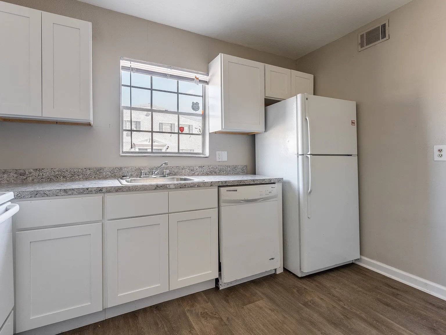 Kings Trail Apartment Homes — Photo 4
