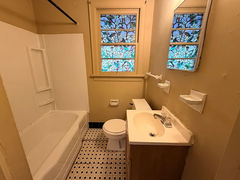 1211 N Oak St — Photo 2