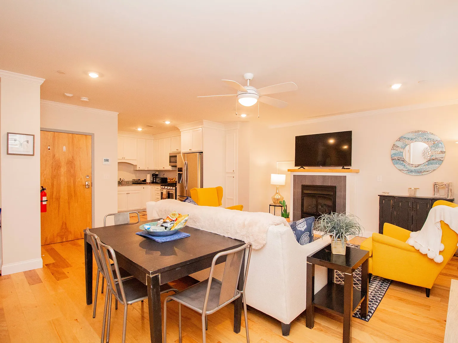 2 bed, 2.0 bath, 1000 sqft, $4,300 — Photo 3