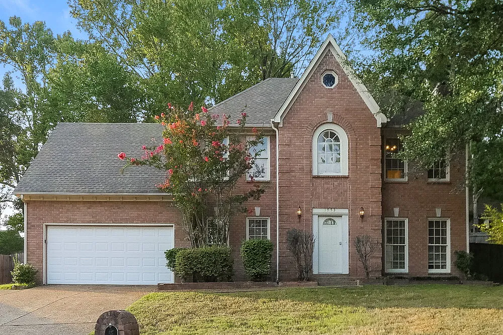 3 bed, 2.5 bath, 2426 sqft, $2,015 — Photo 1