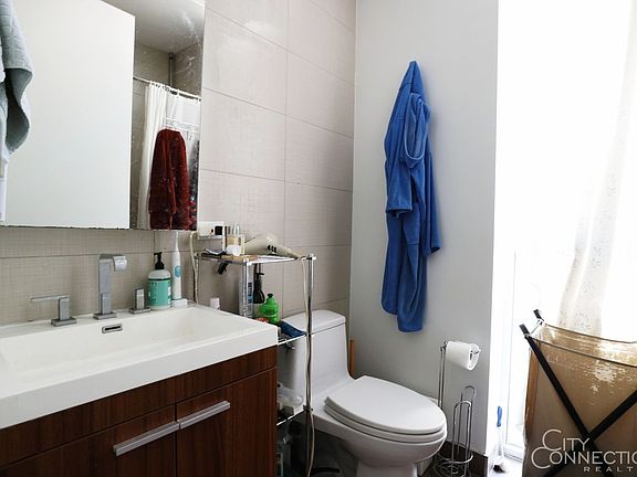 5th image of 31 Kosciuszko St APT 1C