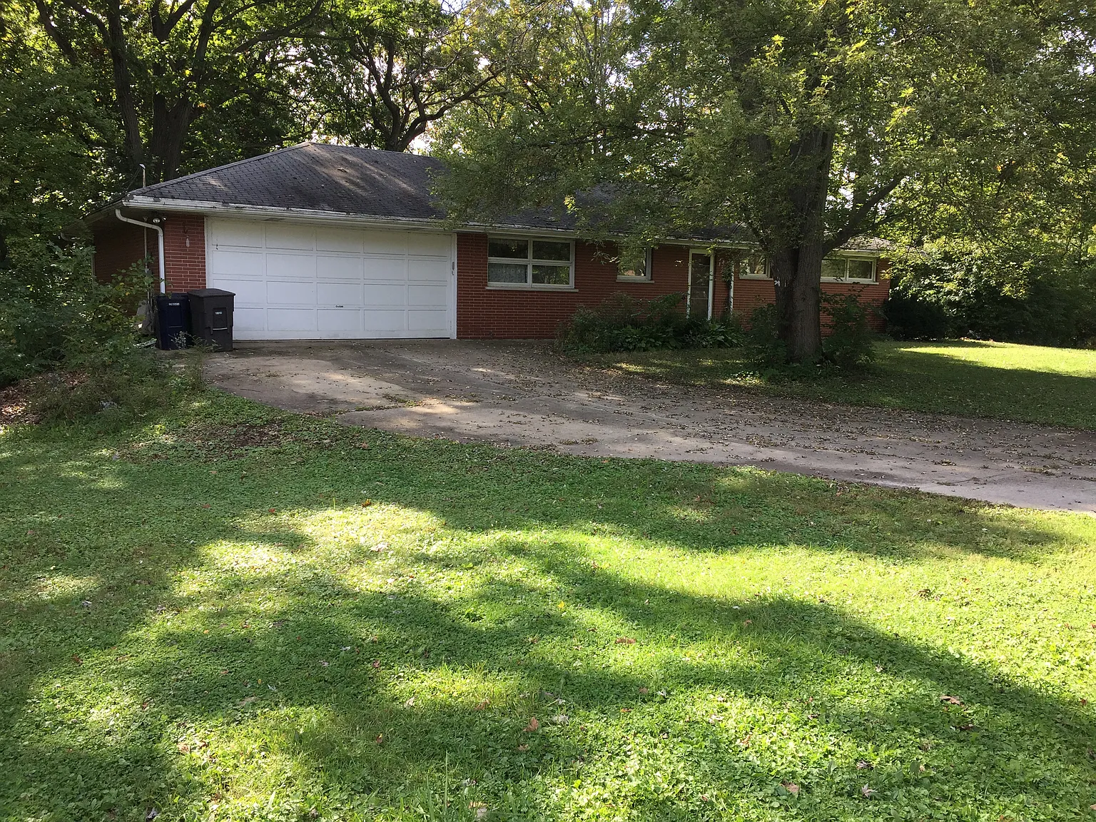 19W661 Hillcrest Ln photo 1