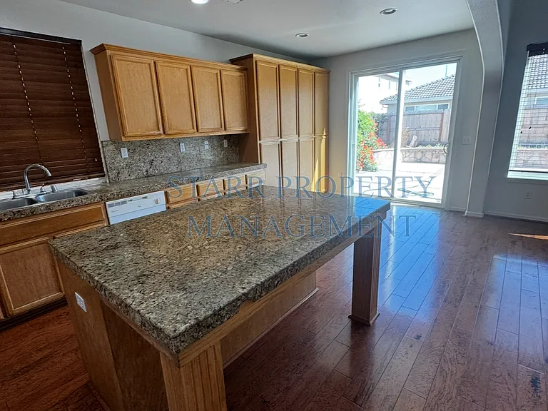 2146 Evening St — Photo 3
