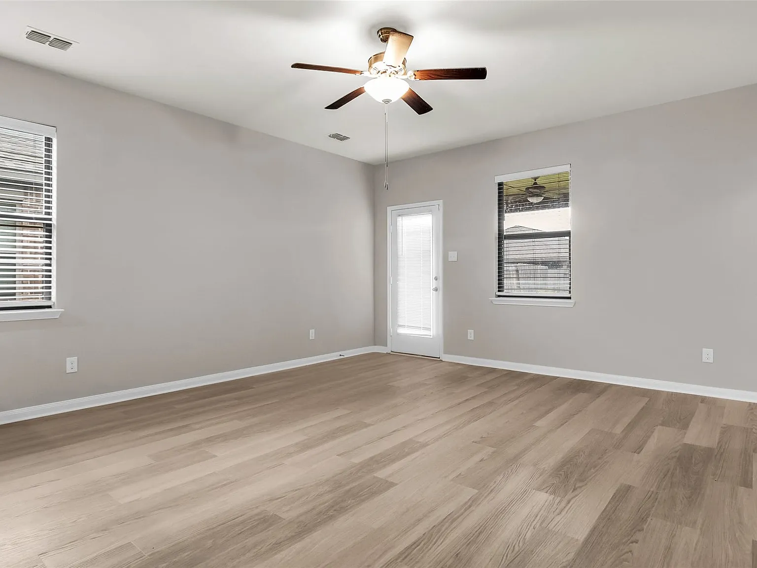 3 bed, 2.0 bath, 1619 sqft, $1,950 — Photo 4